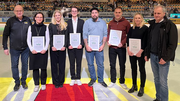 Från vänster: Ari Leinonen ordförande i fritidsnämnden, Eva Moe, Wilma Edlund, Viktor Edlund, Jimmie Bylund, Samuel Eriksson, Helena Engdelius och Lennart Arvidsson ledamot i fritidsnämnden.