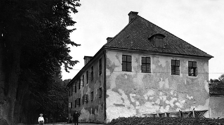 Utanför korrektionshuset på Nyköpingshusområdet, ca 1900.
