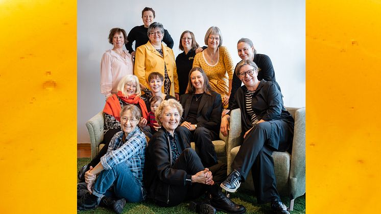 Uppifrån vänster: Ingrid Evaldsson, Viktoria Bassani, Monica Larsson, Jessica Appel, Hanne Uddling, Joppe Svensson, Marie Backman, Susanna Färjh, Malin Landqvist, Sanna Ohlander, Lotta Fabricius Kristiansen, Anna Lind Lewin. Foto: Torbjörn Lagerwall.