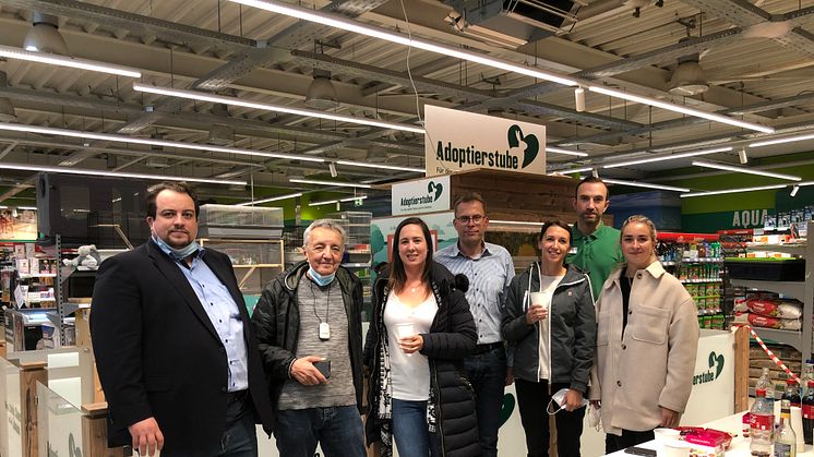 v.l.: Johannes Saal (Tierheim (TH) Schwebheim). Wolfgang Friedl (Dt. Tierschutzbund LV Bayern), Kristin Schlembach (TH), Dirk Winter (Fressnapf Mainfranken GmbH), Christina Hermann (TH), Roman Häntsch (Marktleiter), Dr. Romy Zeller (Tierschutzbund)).