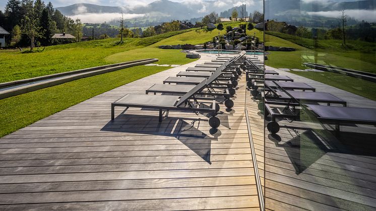 Wellness Terrasse mit Holz: „ATMOSPHERE by Krallerhof