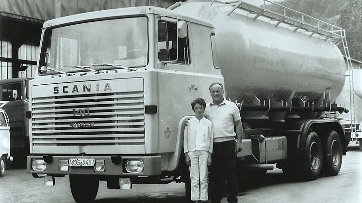 Christine Kissel-Kästner mit Vater Theo Kissel vor dem ersten V8 der Spedition 1969, einem 140er.
