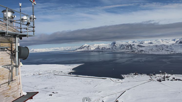 Forskning på sammenhengen mellom biologiske partikler i atmosfæren og dannelsen av iskrystaller i arktiske skyer har foregått over flere år ved Zeppelinobservatoriet ved Ny-Ålesund på Svalbard. Foto: Are Bäcklund, NILU