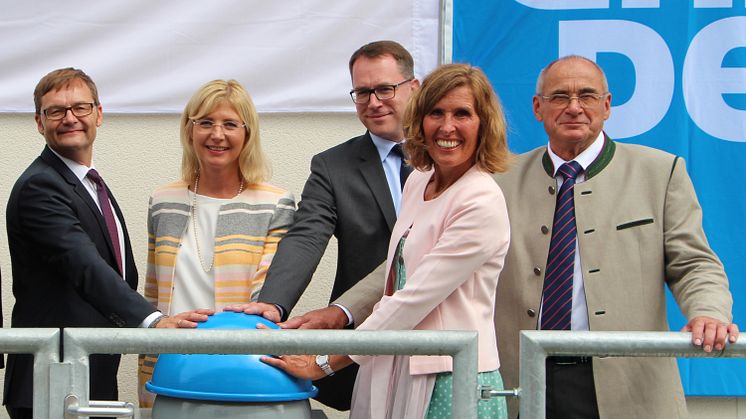 Bayernwerk-Vorstandschef Reimund Gotzel, Umweltministerin Ulrike Scharf, Uniper-Direktor Dr. Klaus Engels, Bürgermeisterin Barbara Angermaier und Fischereiverbandspräsident Franz Geiger (v.l.n.r.), drücken den symbolischen Startknopf.