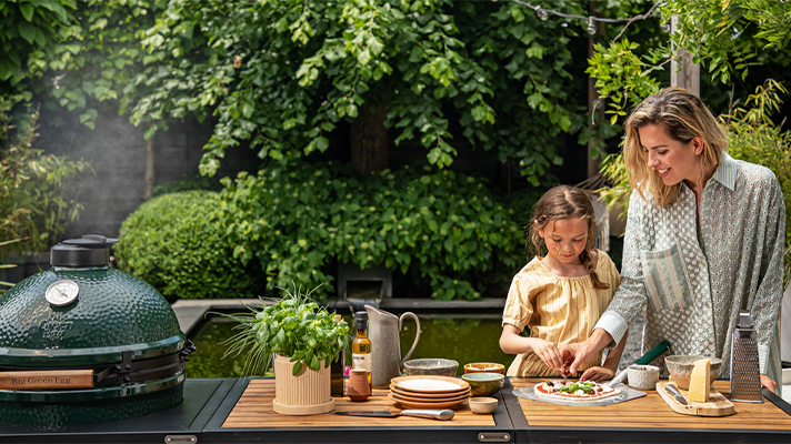 Med Baking Stone från Big Green Egg går det att tillaga riktigt god pizza i trädgården