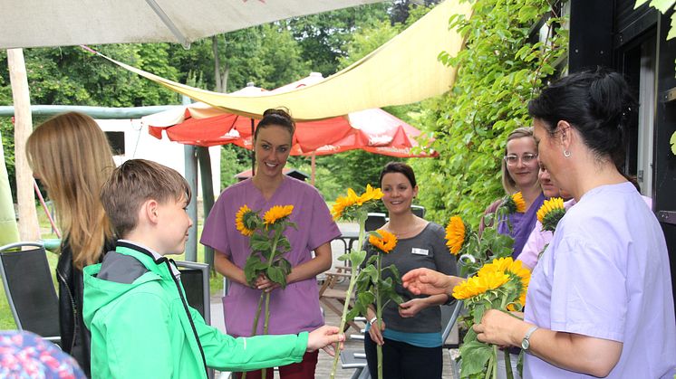 Oberschule Liebertwolkwitz ist „GenialSozial“: Sonnenblumen und Spenden für Bärenherz