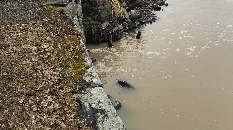 Ett mindre jordskred har inträffat på norra sidan av Göta kanal direkt öster om Tegelbrukets sluss. 