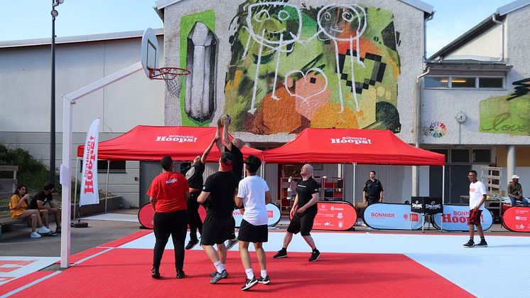 BonnierHoops arrangerades utanför Sjumilahallen, vid Friskväderstorget i Biskopsgården.