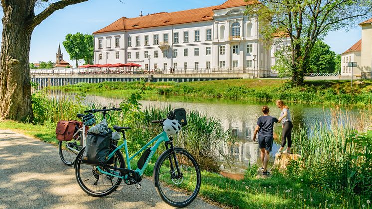 Ein Stück Holland lässt sich an vielen Stellen in Brandenburg erleben, wie hier am Schloss Oranienburg im Ruppiner Seenland. Foto: Markus Thiemann, Tourismusverband Mecklenburg-Vorpommern.