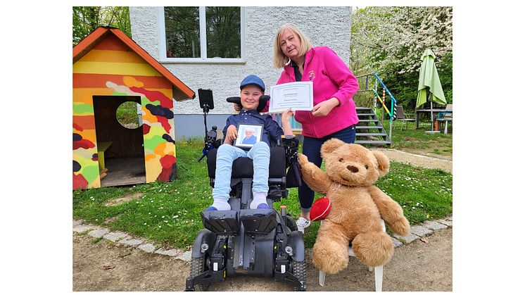 Jurek und Elvira Wegner vom Kinderhospiz Bärenherz: Für das Fotos präsentiert Jurek stolz das Portrait seines Opas und den Spendenscheck. 