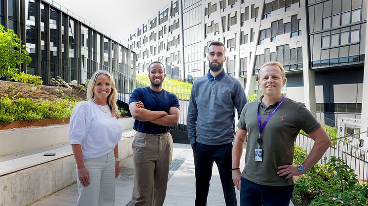 Fra venstre: Camilla Forberg, merkevare- og markedsdirektør i Telia Norge, Ismail Bashir og Mudassar Mehmood fra Mortensrud Fellesskap, og Audun Bryn, sponsoransvarlig i Telia Norge. Foto: Eivor Eriksen