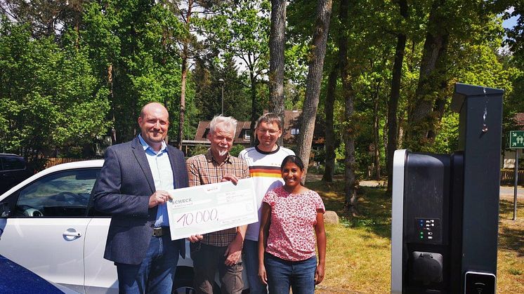 Veolia fördert die Werk- und Lebensgemeinschaft Dalle. V.l.n.r.: Sebastian Lösch (Veolia-Niederlassungsleiter), Hans Gerber (Mitglied im Werkstattrat), Timo Lägel (stellv. Werkstattleiter), Arokia Dörr (ehemaliges Mitglied im Werkstattrat)