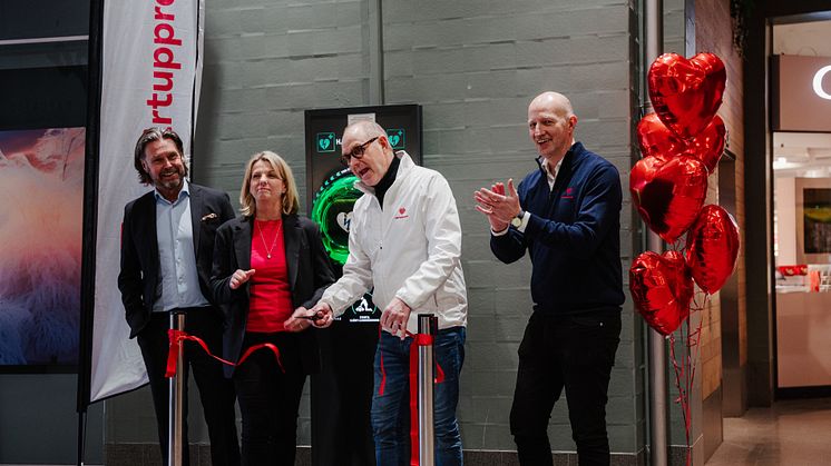 Invigning av nya hjärtstartare i Nordstan. Från vänster Patrik Ripadal, säkerhetschef Nordstan, Helena Lindqvist, vd Nordstan, Thomas Ravelli, ambassadör Hjärtuppropet och Niklas Waldenström, projektledare Hjärtuppropet.