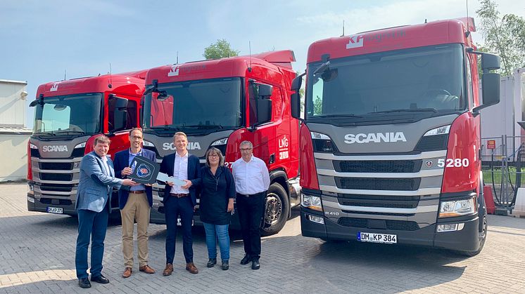Die Auslieferung der ersten von insgesamt 100 LNG Scania an KP Logistik hat begonnen.
