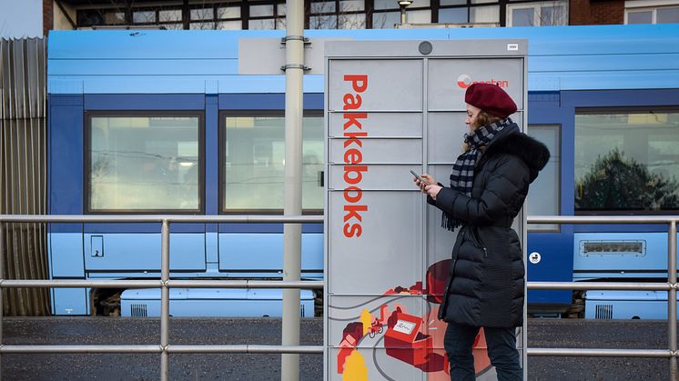 Pakkeboks vil bli utlevert blant annet på steder der folk ferdes ofte, som på trikkeholdeplasser. Foto: Birger Morken