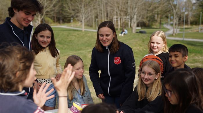 I maj och juni samlar Frälsningsarmén in medel för att barn från ekonomiskt eller socialt utsatta familjer ska få tillgång till gemenskap och minnesvärda sommarupplevelser. (Kampanjbild, foto: Gabriel Granberg)