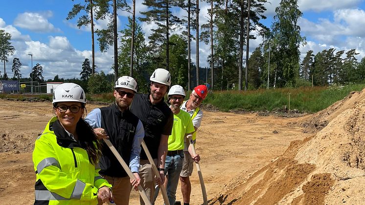 Spadtaget togs av projektledare på OBOS, GBJ, Tabergs entreprenad och kund. Foto: OBOS