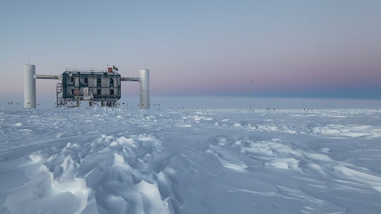 Teleskopet IceCube söker den kosmiska strålningens ursprung