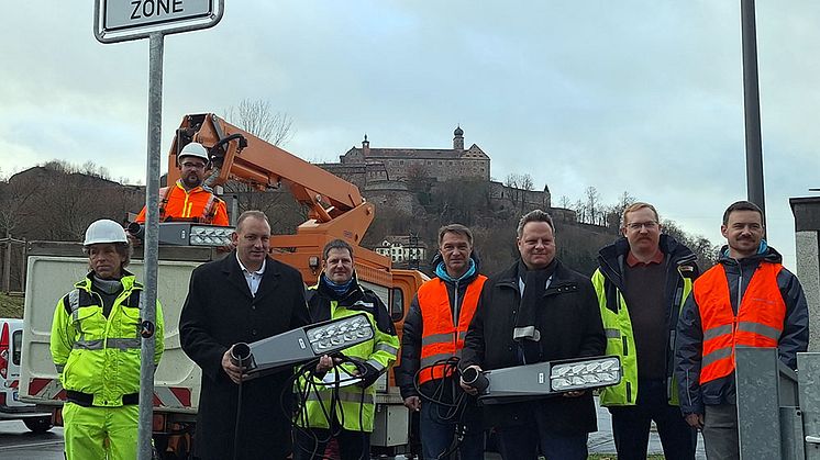 Zum Endspurt der Umrüstung der Kulmbacher Straßenbeleuchtung auf LED nahmen u. a. Kulmbachs Oberbürgermeister Ingo Lehmann (3.v.r.) und Markus Seidel (1.v.r.), Leiter des Bayernwerk Kundencenters Kulmbach, die neuen LED-Leuchten in Augenschein.