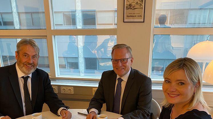 Pär Ahlberger, Ulf Hammarström och Lilja Dögg Alfre∂sdóttir vid signeringen av samarbetsavtalet mellan Sverige och Island.