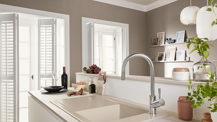 Soothing earth tones for the kitchen: ceramic sinks in the new Almond shade 