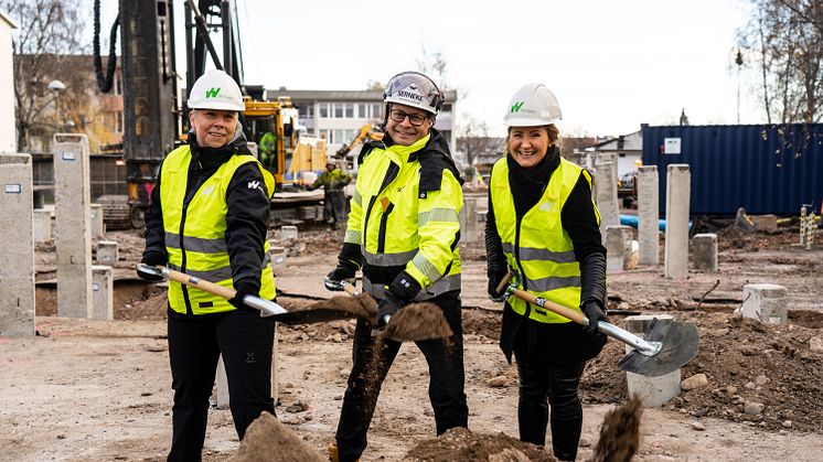 Från vänster: Charlotte Björklund, förvaltare på Willhem, Magnus Grude, arbetschef på Serneke och Barbora Danese Pohorela, projektchef på Willhem. Foto: Willhem