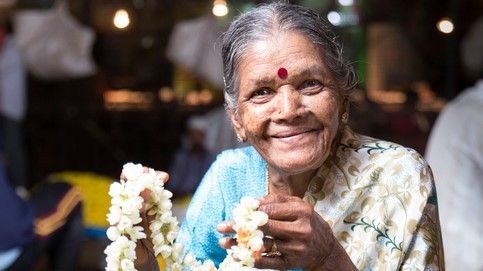 En kvinnlig försäljare (Mikroentreprenör) på grossistmarknaden för blommor i Chennai, Indien.