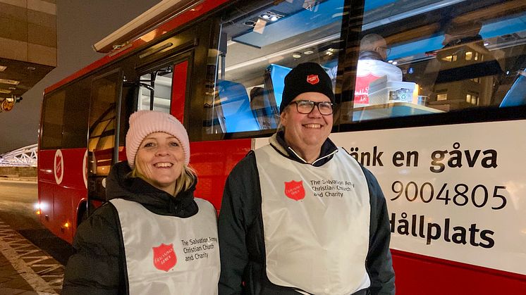 Jenny Alm, samordnare Hållplats Frälsningsarmén, och Per-Johan Fernström, Frälsningsarméns sociala division är glada att det mobila hemlöshetsprojektet nu kör igång. 