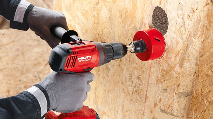 Hilti SF 6-A22 batteridrill som borer med hulbor i sponplate