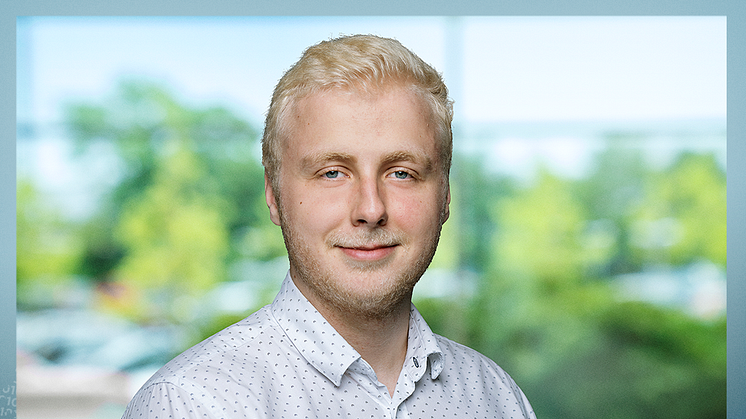 Rasmus Roug Nyeland er bare én af mange studentermedhjælpere i NNIT. Han opfordrer andre studerende til at søge udfordringer i IT-branchen. 
