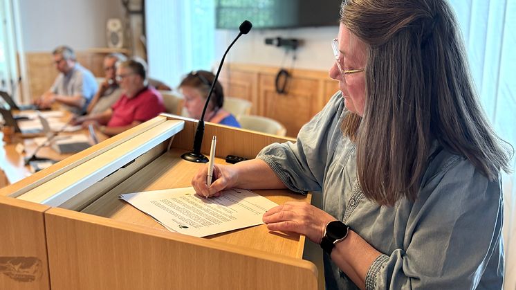 Kristina Åhl, ordförande i kommunfullmäktige i Överkalix kommun, signerar Borgmästaravtalet