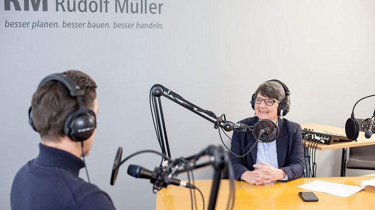 Markus Langenbach und Angela Trinkert diskutieren mit Expert:innen aus Industrie, Handel, Handwerk und Planung über Themen, die die Branche bewegen. Foto: Marina Candel