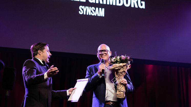 Michael Grimborg tar emot priset som Sveriges Bästa Marknadschef, kategori Optiker. Foto: Pax Engström 