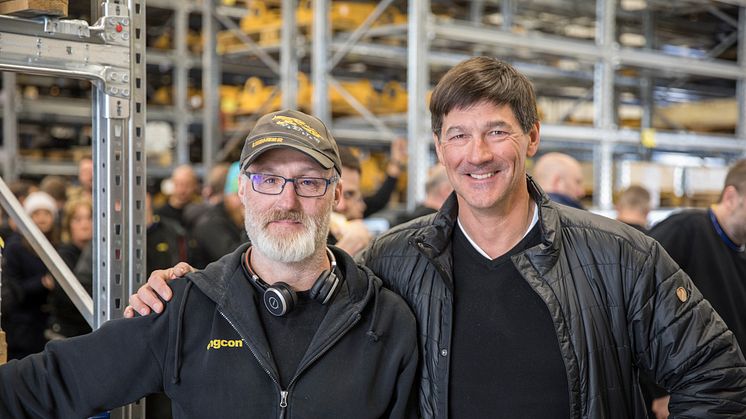 Anders Jonsson, monteringsansvarig på Engcons fabriker i Strömsund, och Stig Engström, Engcons grundare, på invigningen av  nya fabriken i Strömsund. 