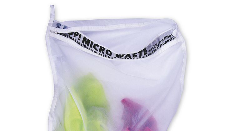 Tvättpåsen Guppyfriends fångar upp mikroplaster som lossnar från syntetmaterial under tvätt.