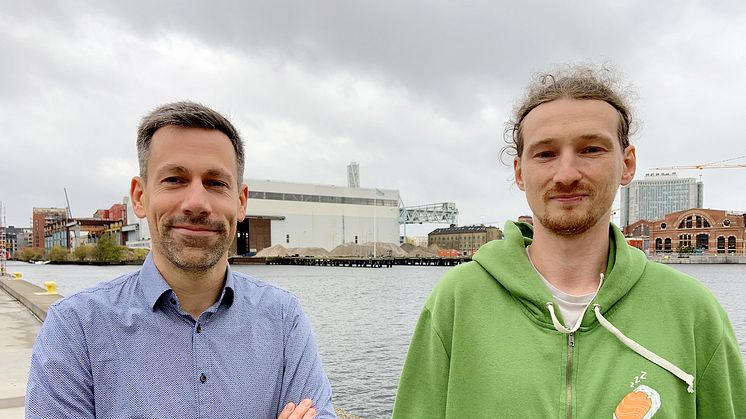 Fabian Lorig och Sergei Dytckov vill veta om fler som bor på landet skulle vilja ta bussen om en taxi till hållplatsen skulle ingå i biljetten.