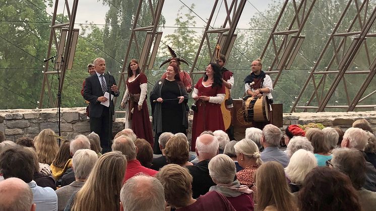 Fylkesmann og styreleder Knut Storberget avlsuttet Hamar middelalderfestival i Hamardomen på Anno Domkirkeodden søndag kveld - og åpnet samtidig Kirsten Flagstad festival. (Foto: Magnus S. Holte/Anno)