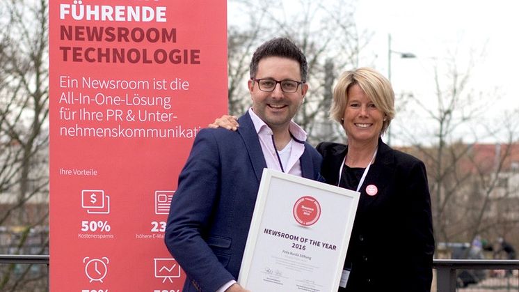 Carsten Frederik Buchert (Felix Burda Stiftung) und Sylvia Eberl (Geschäftsführerin Mynewsdesk Deutschland) bei der Übergabe des Awards "Newsroom of the Year"