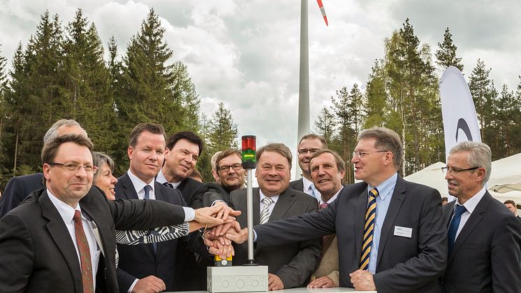 Foto: Los geht’s: Bei der feierlichen Eröffnung am Montag haben Investoren, Landwirtschaftsminister Helmut Brunner und Ehrengäste den symbolischen Startknopf für den Windpark Tannberg-Lindenhardt südlich von Bayreuth gedrückt.