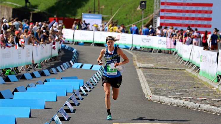 Sprintdistanserna i orientering genomförs i stadsmiljö. Här svenska stjärnan Tove Alexandersson vid VM i Tjeckien i somras, där hon kammade hem fem guld på fem starter. Foto: Mårten Lång