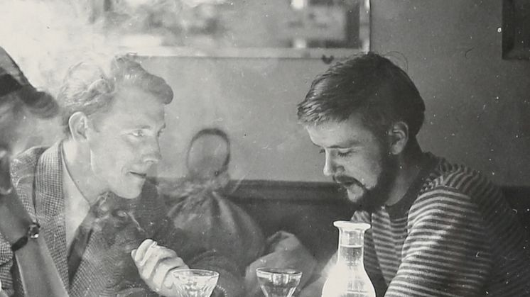 Roar Wold og Lars Tiller på kafé i Paris, 1951