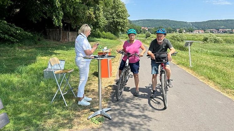 Petra Wegener (Geschäftsführerin vom Weserbergland Tourismus e.V.) bei der Gästebefragung mit Radfahrenden am Standort der Zählstelle bei Bodenfelde direkt am Weser-Radweg