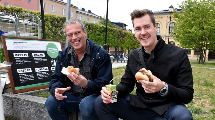 Alain Grenard, kostchef gymnasie- och vuxenutbildningsförvaltningen, testar en klimatsmart burgare tillsammans med Felix Strandvik från samarbetspartnern Ahlström Factory. 