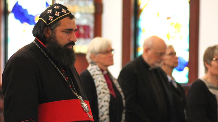 Ärkebiskop Dioscoros Benyamin Atas, Syrisk-ortodoxa kyrkan i Södertälje, leder bön för Mellanösterns troende. Foto: Mikael Stjernberg.