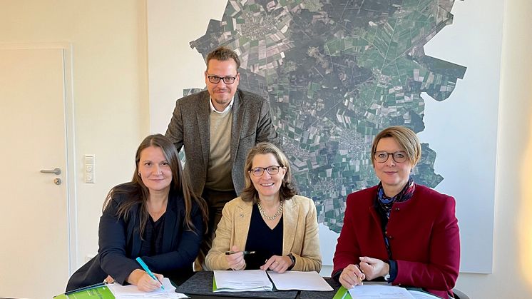 v.l.: Rena Hinze, Leiterin Kommunalmanagement Avacon, Frank Glaubitz, Kommunalreferent Avacon, Ortrud Wendt, Bürgermeisterin Burgwedel, Anja Floetenmeyer-Woltmann, Geschäftsführerin Klimaschutzagentur Region Hannover