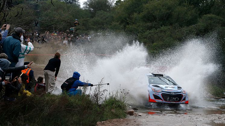 Hyundai med tre biler i Rally Italia
