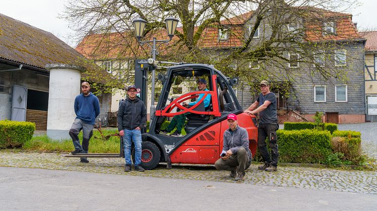 Jan Stankowitz (von links), Arbeitsgruppenleiter für Landtechnik Maximilian Göbel, Renato Hölkeskamp, Betriebsleiter Frank Radu und Burkhard Becker bei der Übergabe des neuen Staplers auf dem Hofgut Richerode. 