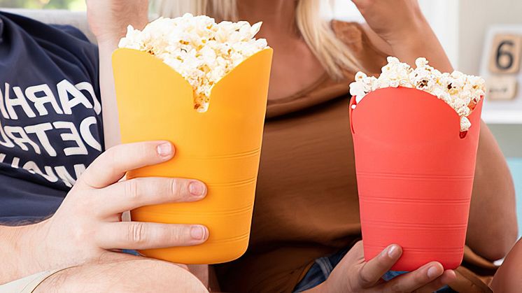 Popcornskålen levereras i ett 2-pack med en orangegul och en röd popcornskål.