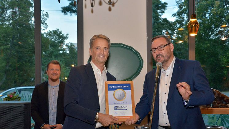 Holm Retsch (r.), Geschäftsführer DEHOGA Leipzig, übergibt die 4-Sterne-Klassifizierung an Hoteldirektor Thomas Heilig