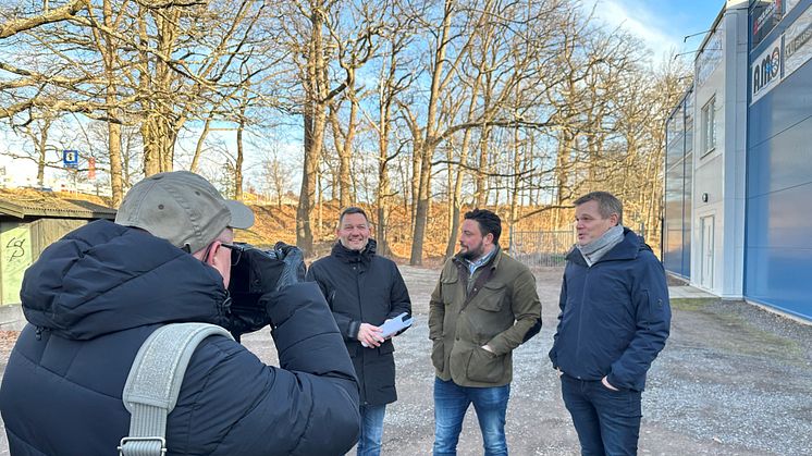 Henrik Andersson, Lucas Lodge och Andreas Erlandsson blir fotograferade vid presskonferens om beslutet från länsstyrelsen. 